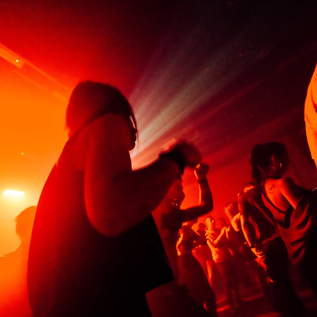 Imagen de un evento colaborativo entre marcas y artistas locales, celebrando la creatividad, la música y la comunidad en Barcelona